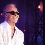 Umberto Tozzi durante un concerto del suo tour