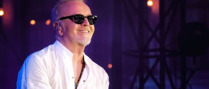 Umberto Tozzi durante un concerto del suo tour