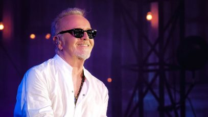 Umberto Tozzi durante un concerto del suo tour