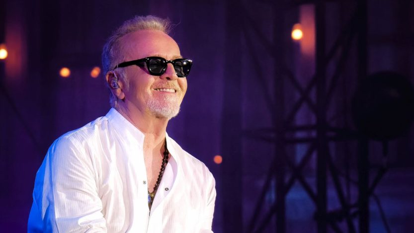 Umberto Tozzi durante un concerto del suo tour