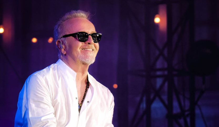 Umberto Tozzi durante un concerto del suo tour