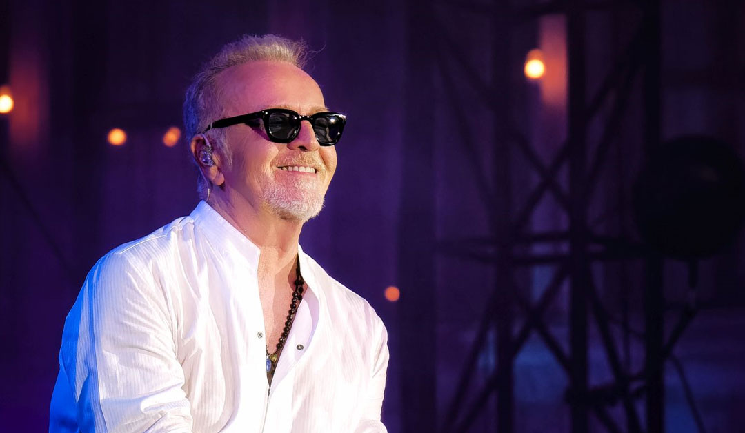 Umberto Tozzi durante un concerto del suo tour