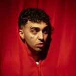 Welo dietro a una tenda rossa