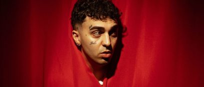 Welo dietro a una tenda rossa