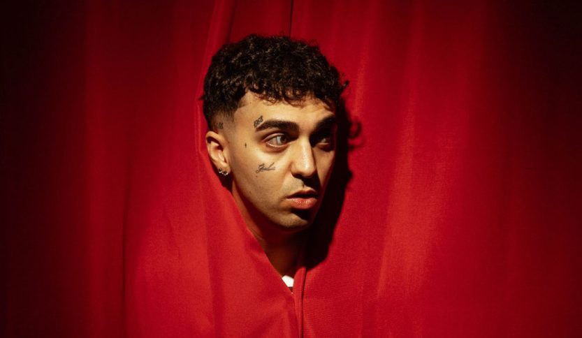 Welo dietro a una tenda rossa