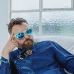 Dargen D'Amico sfondo vetrata