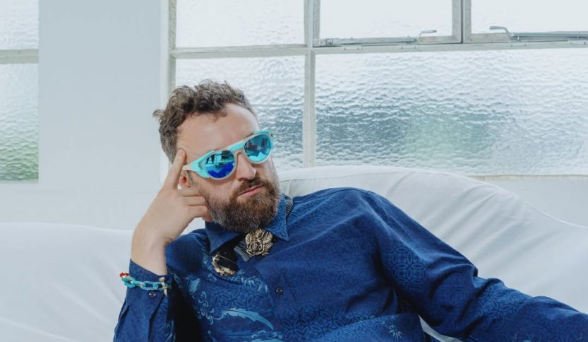 Dargen D'Amico sfondo vetrata