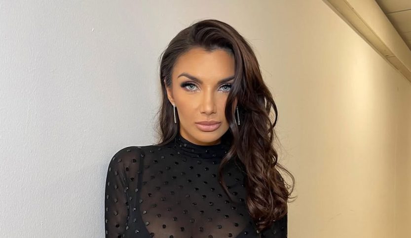 Elettra Lamborghini su sfondo bianco