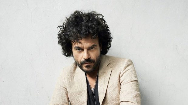 Francesco Renga con sfondo bianco