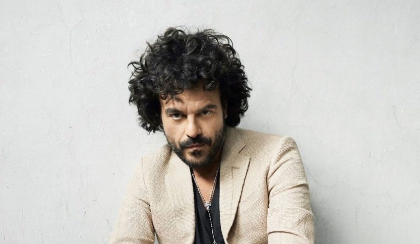 Francesco Renga con sfondo bianco