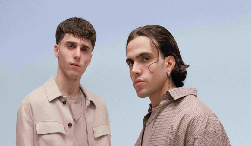 LDA e Aka7even vestiti di beige