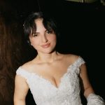 Arisa con vestito da sposa