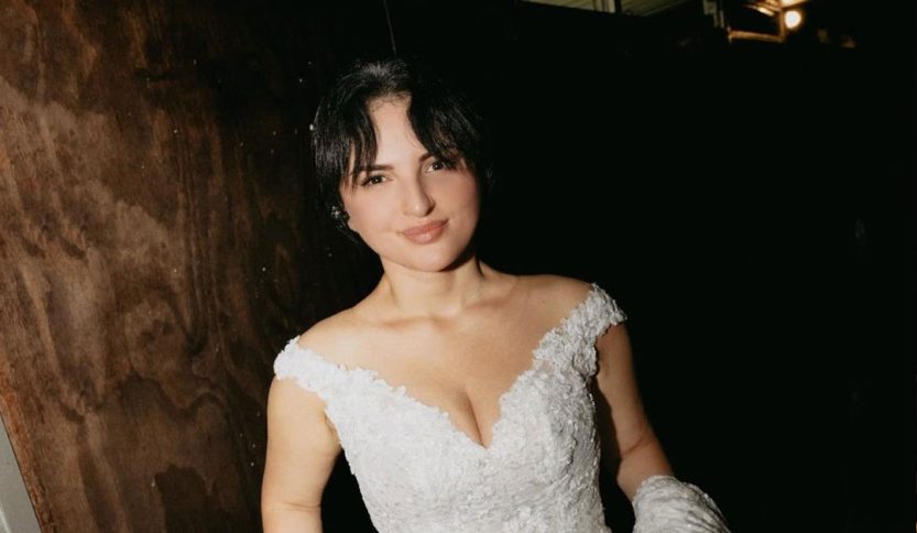 Arisa con vestito da sposa