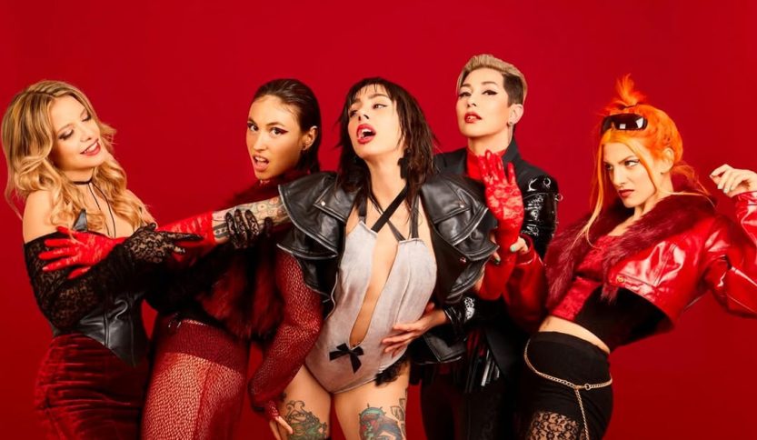 Bambole Di Pezza con sfondo rosso