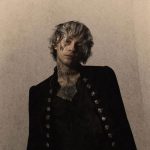 Chiello con sfondo neutro