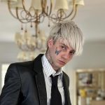 Chiello in sala con lampadari