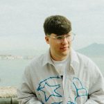 Deddè con il Vesuvio sullo sfondo