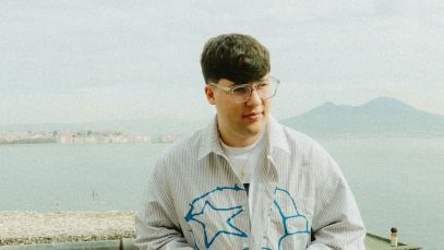 Deddè con il Vesuvio sullo sfondo