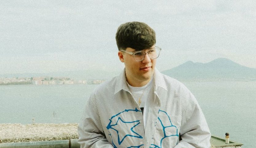 Deddè con il Vesuvio sullo sfondo