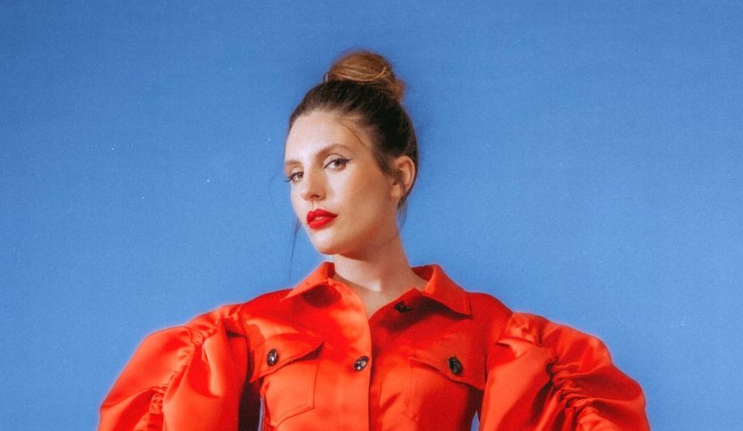 Ditonellapiaga su sfondo celeste