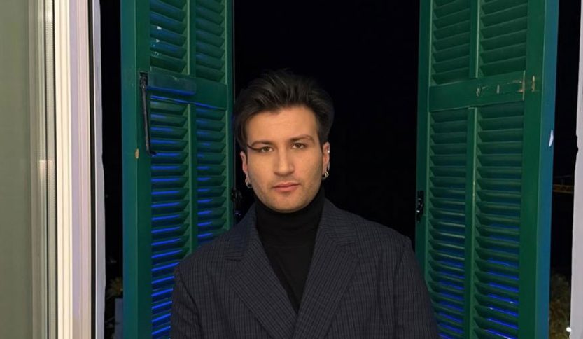 Eddie Brock con finestra