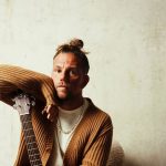 Enrico Nigiotti con chitarra