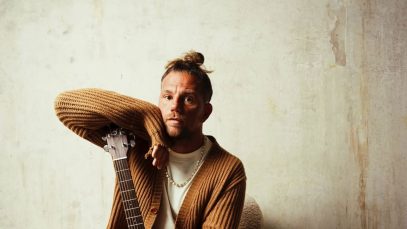 Enrico Nigiotti con chitarra