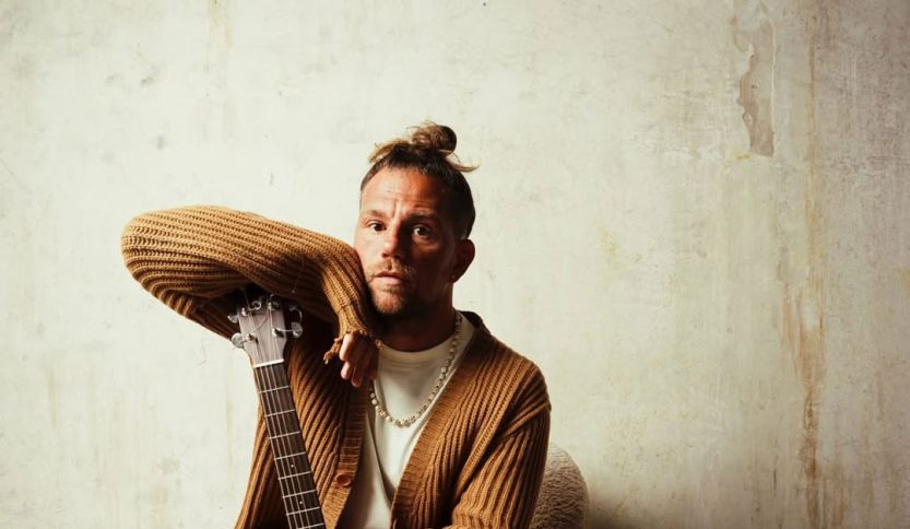 Enrico Nigiotti con chitarra