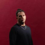 Enrico Nigiotti con sfondo rosso