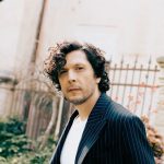 Ermal Meta in giardino