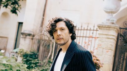 Ermal Meta in giardino