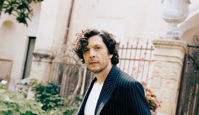 Ermal Meta in giardino