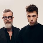Fedez e Marco Masini con sfondo beige
