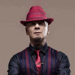 J-Ax con sfondo beige