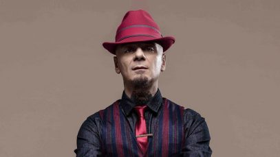 J-Ax con sfondo beige