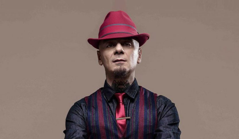 J-Ax con sfondo beige