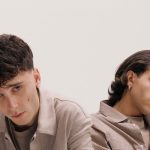 Lda e Aka7even con sfondo chiaro