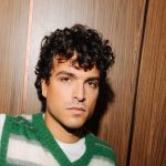 Leo Gassmann con maglione a righe verde