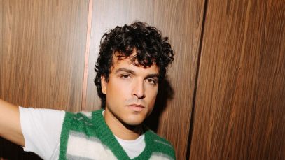 Leo Gassmann con maglione a righe verde