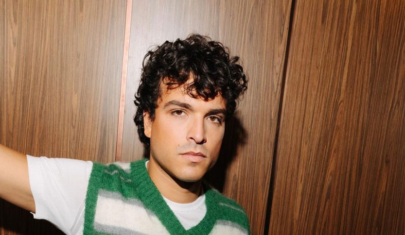 Leo Gassmann con maglione a righe verde