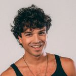 Leo Gassmann con sfondo neutro