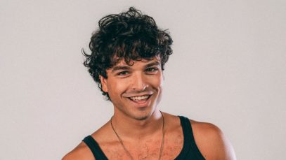 Leo Gassmann con sfondo neutro