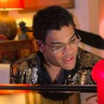 Leonardo De Andreis dietro a un pianoforte