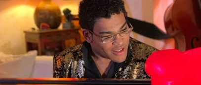 Leonardo De Andreis dietro a un pianoforte