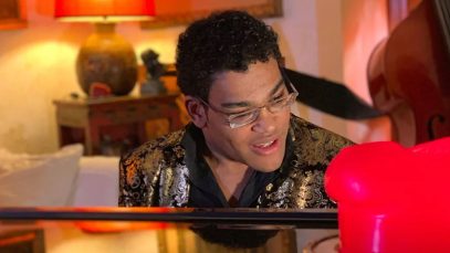 Leonardo De Andreis dietro a un pianoforte