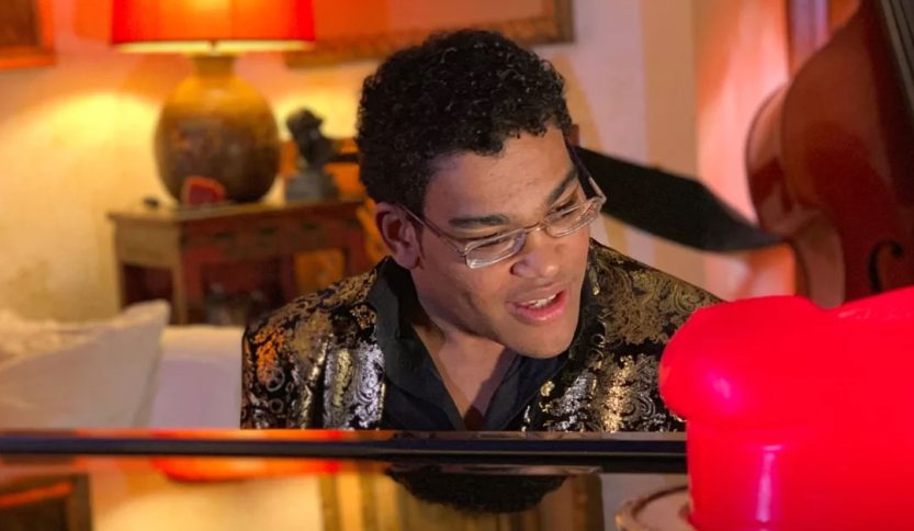 Leonardo De Andreis dietro a un pianoforte