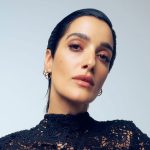 Levante con vestito nero e sfondo chiaro