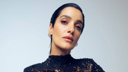 Levante con vestito nero e sfondo chiaro