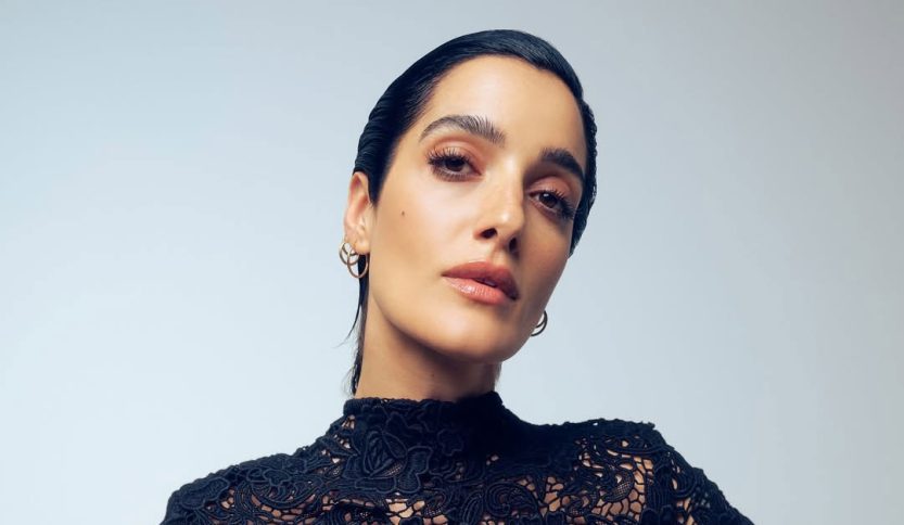 Levante con vestito nero e sfondo chiaro