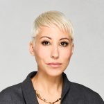 Malika Ayane con sfondo chiaro